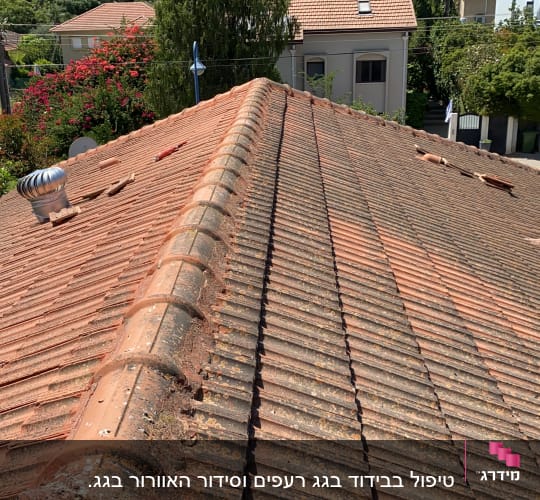 גג רעפים עם פתח אוורור וכלי עבודה